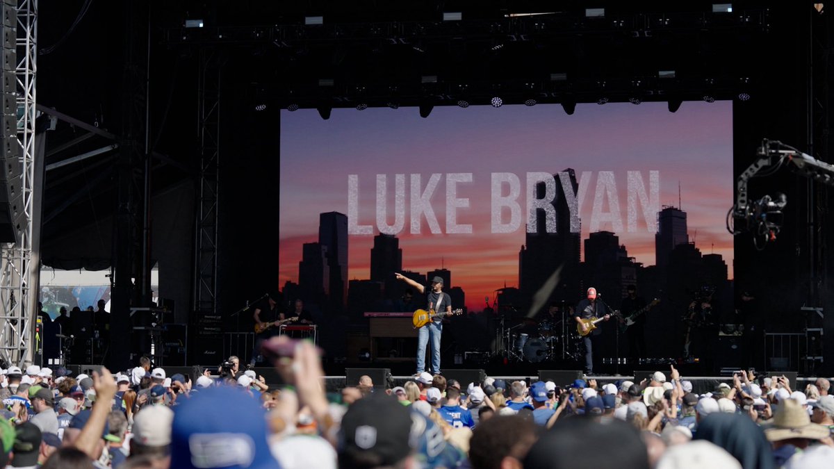 LukeBry21043485's tweet photo. I had the best time kicking off football season on Wednesday night. Thanks to @NFL @USAA and @Seahawks for having me
@lukebryan https://t.co/cC07zvX7mY