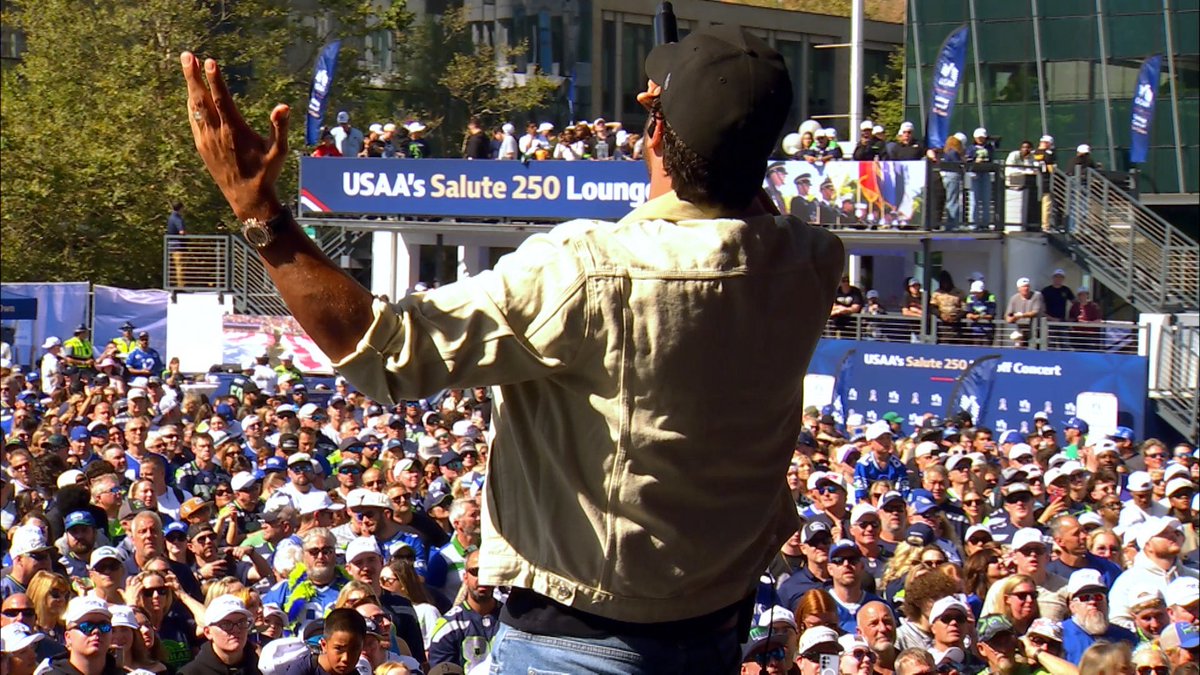 LukeBry21043485's tweet photo. I had the best time kicking off football season on Wednesday night. Thanks to @NFL @USAA and @Seahawks for having me
@lukebryan https://t.co/cC07zvX7mY