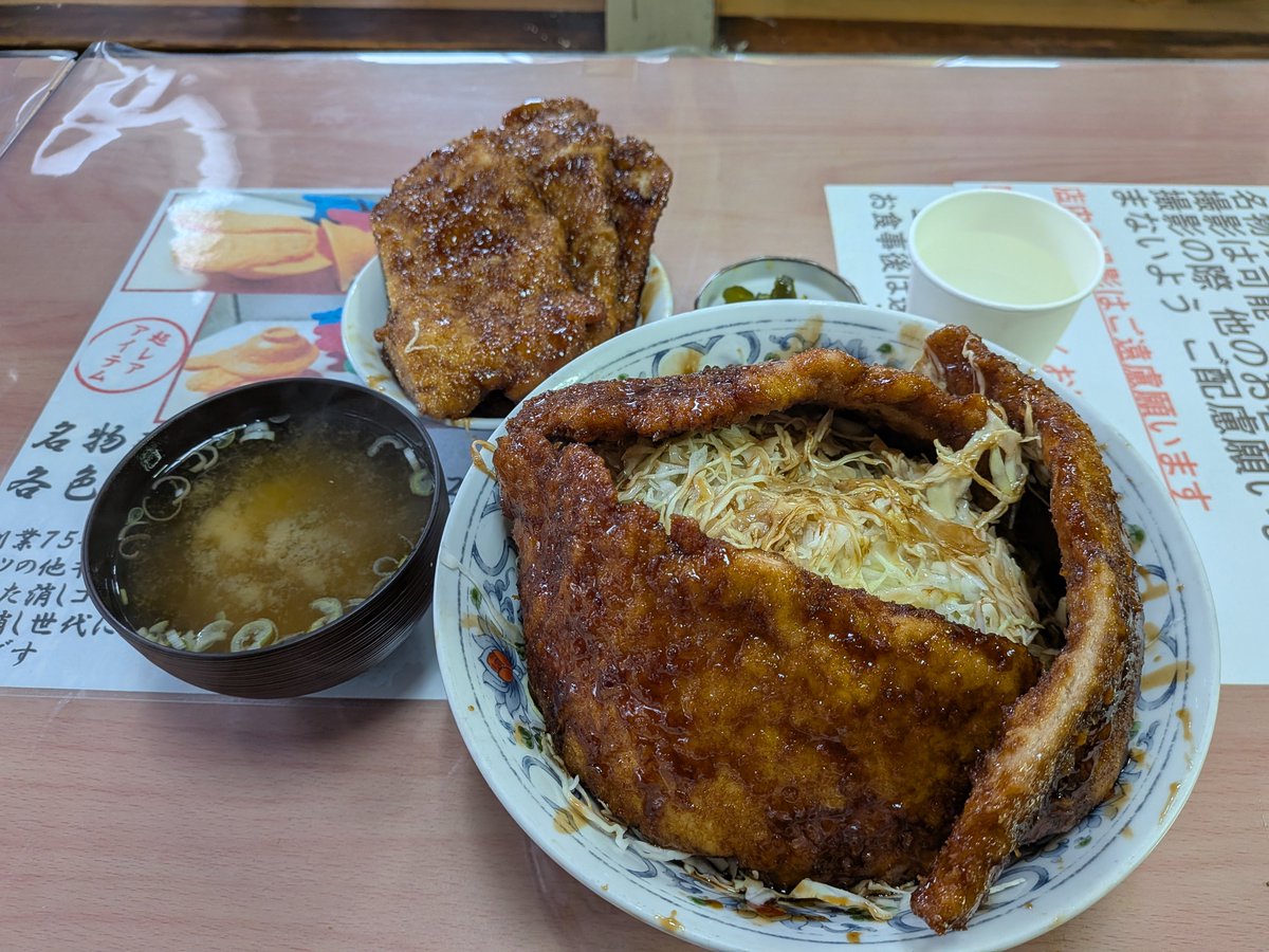 Kuri27551989's tweet photo. 安定の時差投稿w
臨休遭遇率高めだが今回ゎすんなりと訪問できましたヽ(=´▽`=)ﾉ♪

白孔雀食堂様にて
名物ソースカツ丼(大盛)に
カツ追加((꜆꜄ ˙꒳˙)꜆꜄꜆ﾎﾟﾁﾎﾟﾁﾎﾟﾁ

相変わらずオーダーとﾁｮｯﾄ違ぅ感w
毎度ありがとうございます😊
ﾁｮｯﾄ苦戦するも無事完食Ψ( 'ч'♡ )❣️ https://t.co/I7FyouACA8
