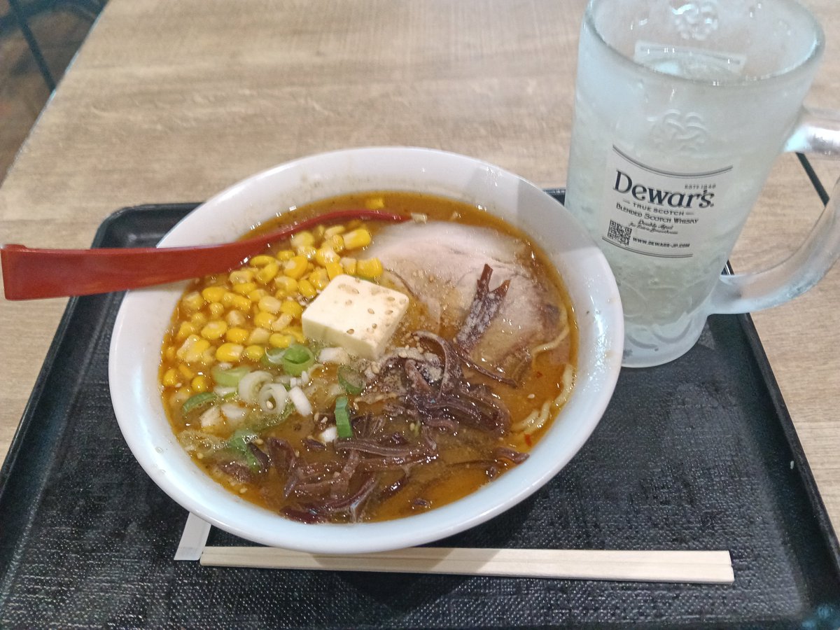 kenyume1's tweet photo. 空港ラーメン1600円。吸っては吐いてをしないと元取れない https://t.co/x0l9cnfd8o
