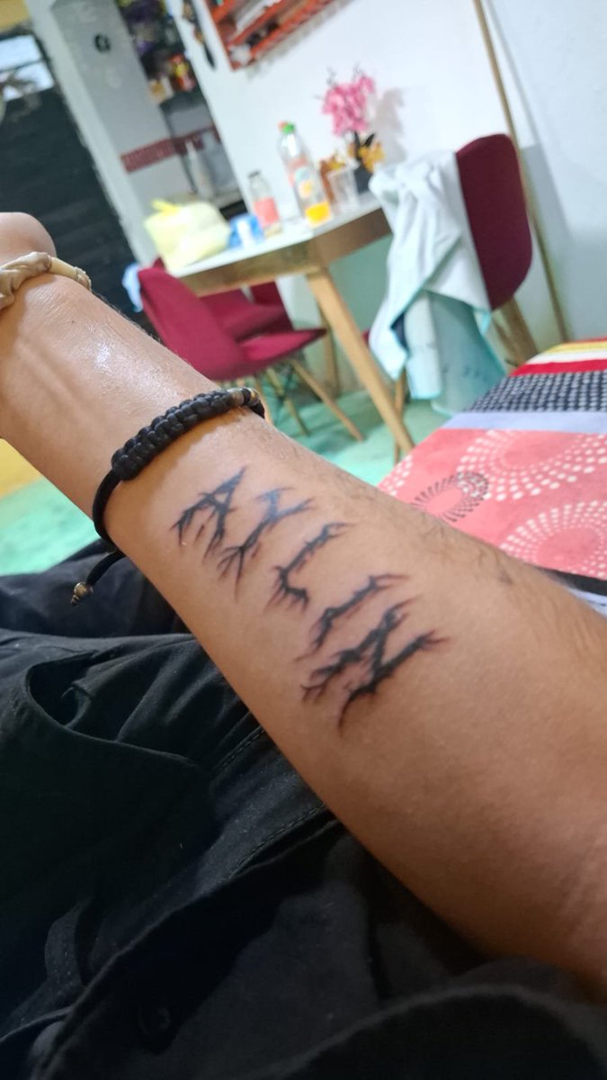 lev_seal's tweet photo. Yees queen, mi novio se tatuó mi nombre, pinche hombre precioso es el único hombre que si vale la pena https://t.co/loI6NLZTbX