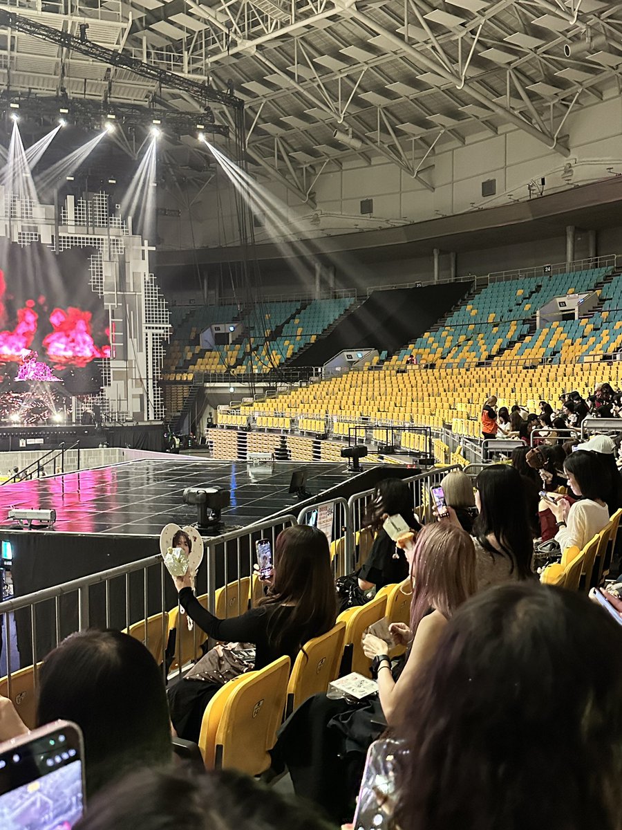 mingming_ddu's tweet photo. 돌출 너무 가까운거 아니에영!?? 돌출이신분들은 무슨 멤버들랑 하이파이브 가능할거같은 ㅋㅋㅋㅋ 
무대 최대한 앞으루 뺀 칠수종 미침 !!!! ❤️‍🔥❤️‍🔥❤️‍🔥

글구 스탠딩은 역시 <라인 구역>이 ㄱ야르해보임🥹

#nct127 #더레드라인콘서트 https://t.co/fhFXHZUxcm