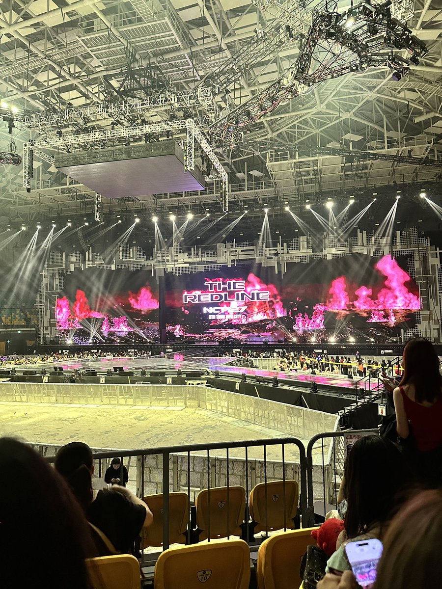 mingming_ddu's tweet photo. 돌출 너무 가까운거 아니에영!?? 돌출이신분들은 무슨 멤버들랑 하이파이브 가능할거같은 ㅋㅋㅋㅋ 
무대 최대한 앞으루 뺀 칠수종 미침 !!!! ❤️‍🔥❤️‍🔥❤️‍🔥

글구 스탠딩은 역시 <라인 구역>이 ㄱ야르해보임🥹

#nct127 #더레드라인콘서트 https://t.co/fhFXHZUxcm