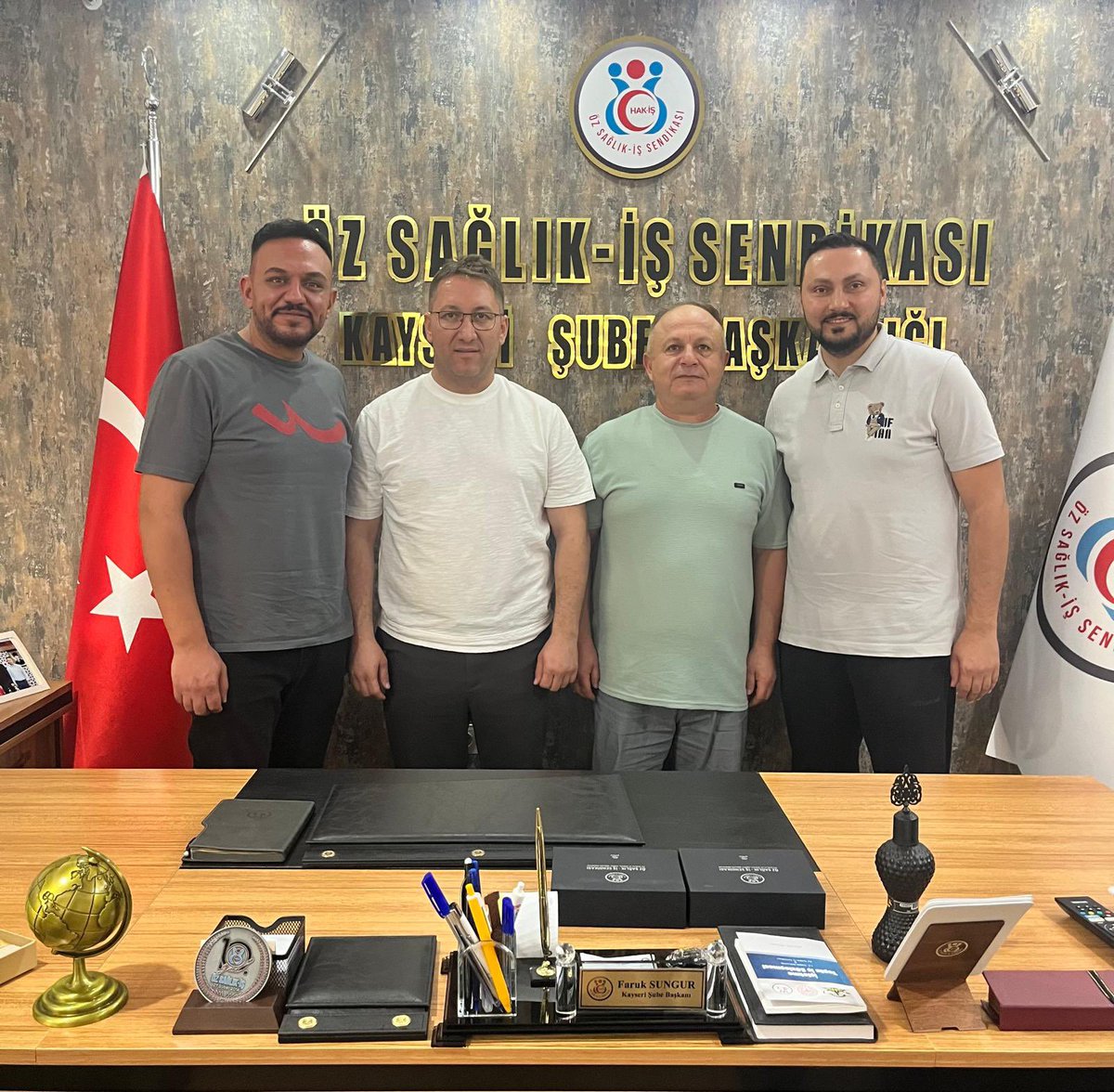 ozsaglikis38's tweet photo. BAŞKANIMIZ SUNGUR’A MAKAMINDA ZİYARET

İlimizde Ambulans Sürücüsü olarak çalışan Sayın Gökhan Açıkel ve Şehir Hastanesi’nde Ambulans Hizmetlerinde görevli üyemiz Sayın Halil Şahin, Şube Başkanımız Faruk SUNGUR’u makamında ziyaret ettiler.

Sayın AÇIKEL ve Sayın ŞAHİN’e şubemize ziyaretlerinden dolayı teşekkür ediyor, çalışmalarında başarılar diliyoruz.
