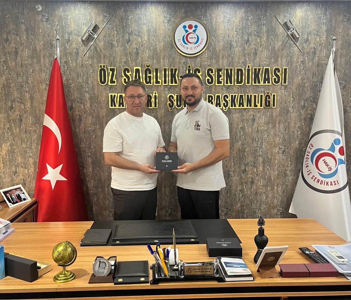 ozsaglikis38's tweet photo. BAŞKANIMIZ SUNGUR’A MAKAMINDA ZİYARET

İlimizde Ambulans Sürücüsü olarak çalışan Sayın Gökhan Açıkel ve Şehir Hastanesi’nde Ambulans Hizmetlerinde görevli üyemiz Sayın Halil Şahin, Şube Başkanımız Faruk SUNGUR’u makamında ziyaret ettiler.

Sayın AÇIKEL ve Sayın ŞAHİN’e şubemize ziyaretlerinden dolayı teşekkür ediyor, çalışmalarında başarılar diliyoruz.