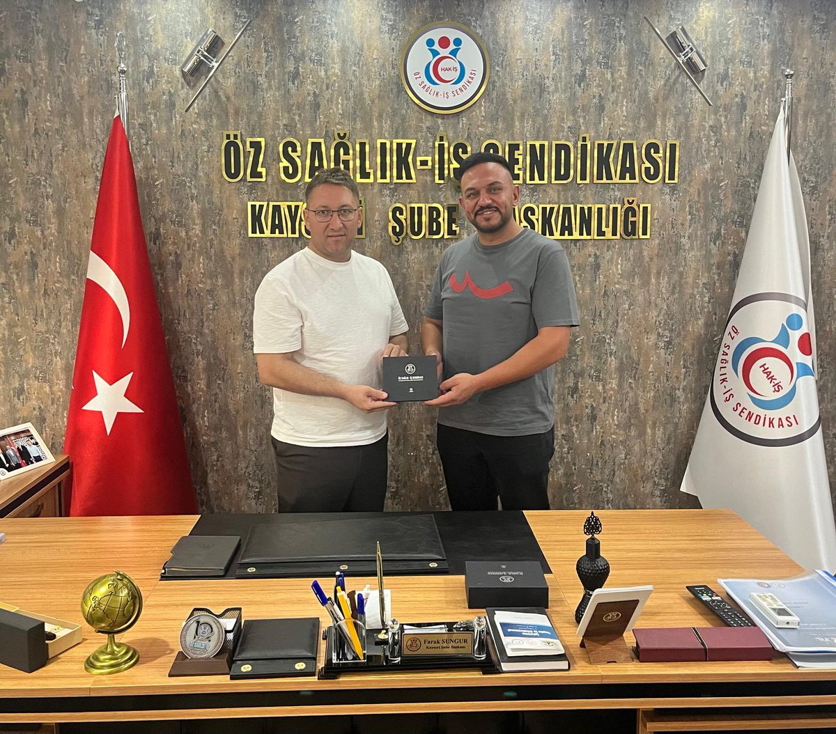 ozsaglikis38's tweet photo. BAŞKANIMIZ SUNGUR’A MAKAMINDA ZİYARET

İlimizde Ambulans Sürücüsü olarak çalışan Sayın Gökhan Açıkel ve Şehir Hastanesi’nde Ambulans Hizmetlerinde görevli üyemiz Sayın Halil Şahin, Şube Başkanımız Faruk SUNGUR’u makamında ziyaret ettiler.

Sayın AÇIKEL ve Sayın ŞAHİN’e şubemize ziyaretlerinden dolayı teşekkür ediyor, çalışmalarında başarılar diliyoruz.