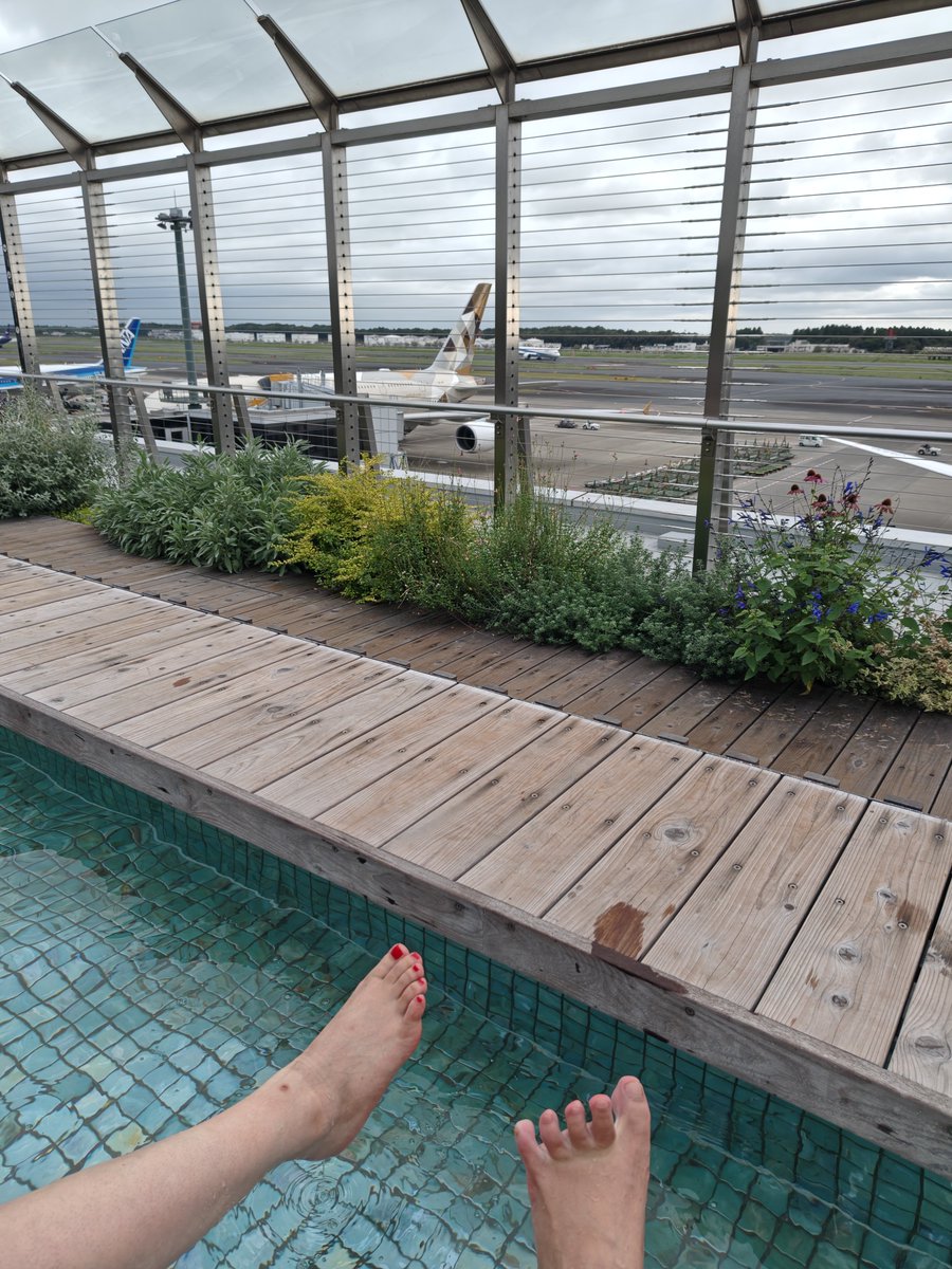 keitan__1223's tweet photo. 飛行機見ながら足湯。最高じゃ！！！ https://t.co/02q2pTliFO