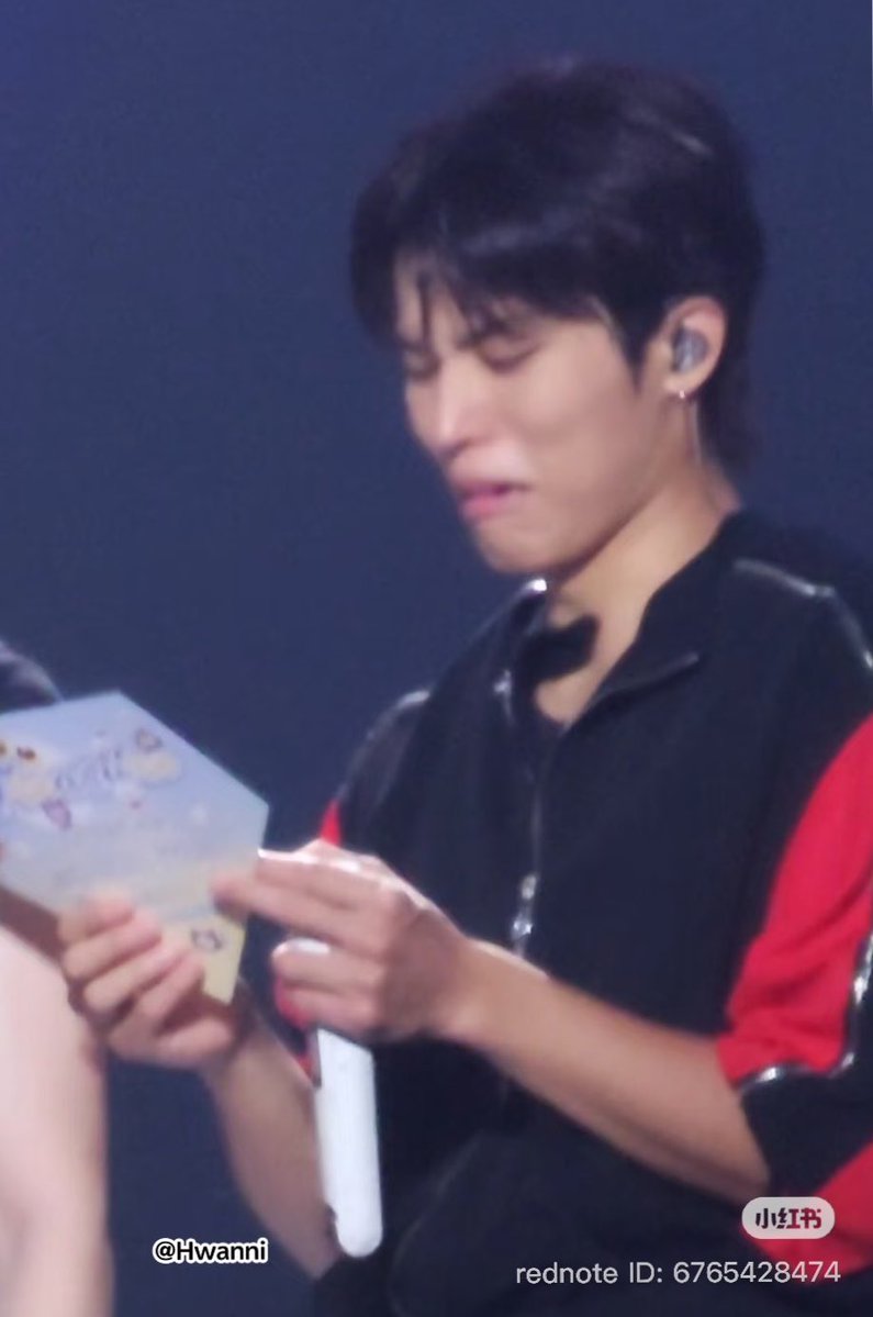parkbeaus's tweet photo. jeongwoo’s reaction to seeing junkyu’s birthday banner 😭

cr. Hwanni https://t.co/u99L2plJcs