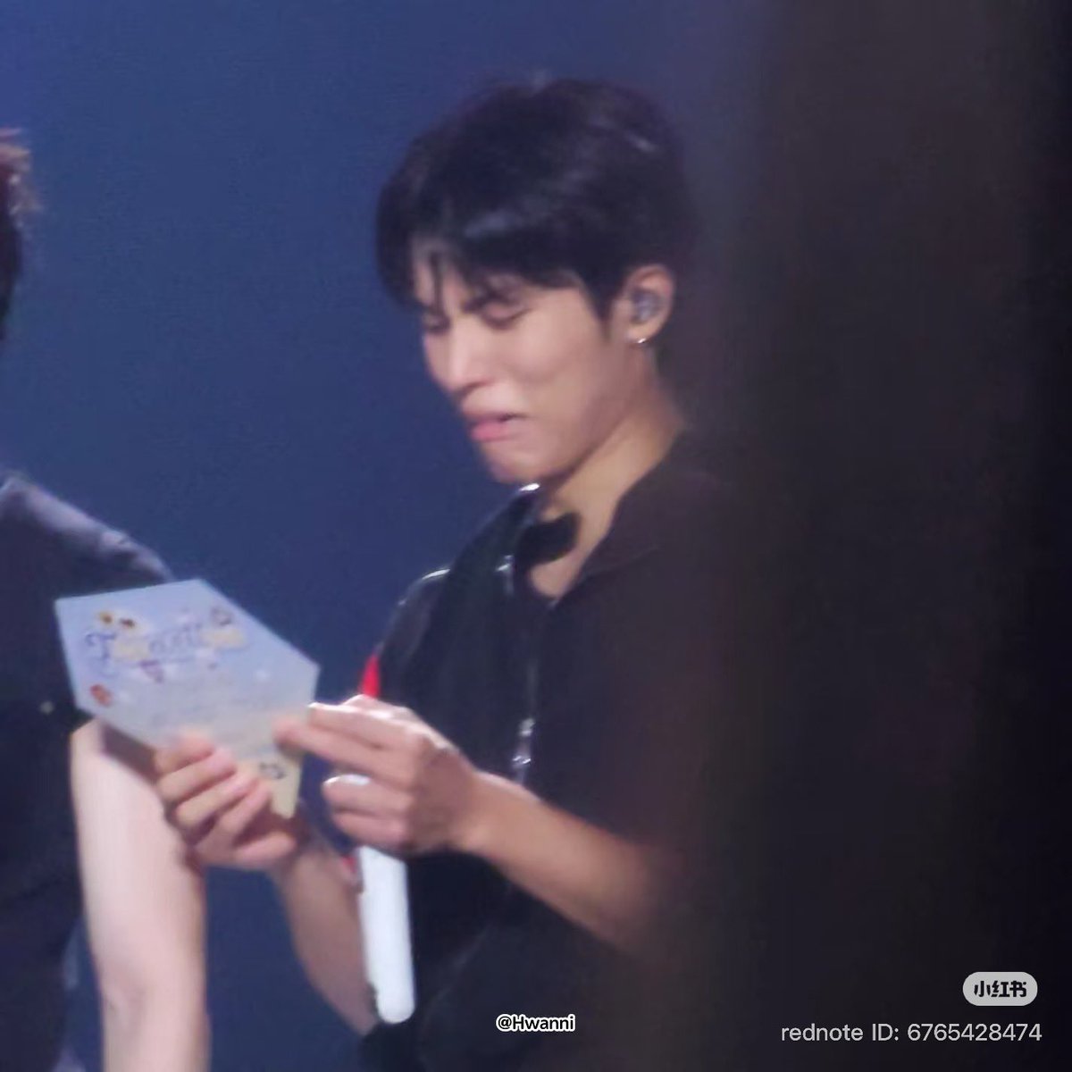 parkbeaus's tweet photo. jeongwoo’s reaction to seeing junkyu’s birthday banner 😭

cr. Hwanni https://t.co/u99L2plJcs