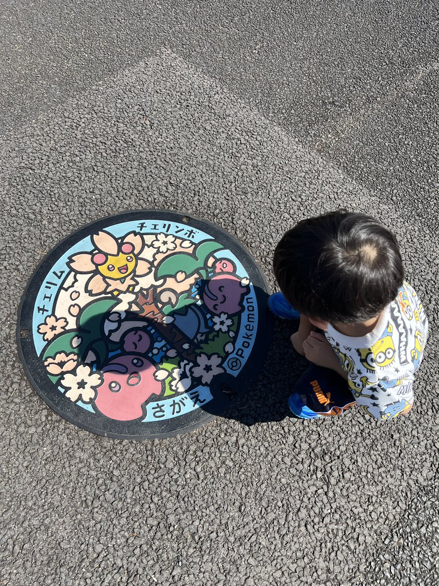 520050mono's tweet photo. 次男と寒河江ふるさと公園🍒🌸
ポケふた見て「ポケモンだ！」って駆け寄ってて私の教育の賜物です👏
ポケふた回しつつソロでレイドもして走り回る次男を追いかけて溶けそう🫠 https://t.co/xMqK5rtMGy