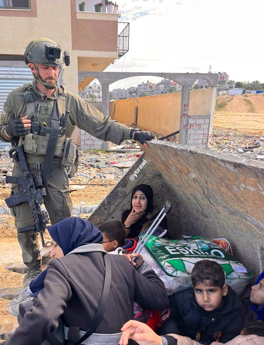 JuniorB71454743's tweet photo. Um exército que submete famílias à humilhação e ainda registra a cena em fotografias como se o sofrimento alheio fosse um troféu revela uma degradação moral assustadora. Humilhar pessoas indefesas não é coragem. Fotografar a própria crueldade não é orgulho. É a demonstração mais desprezível de abuso de poder, desumanidade e covardia.