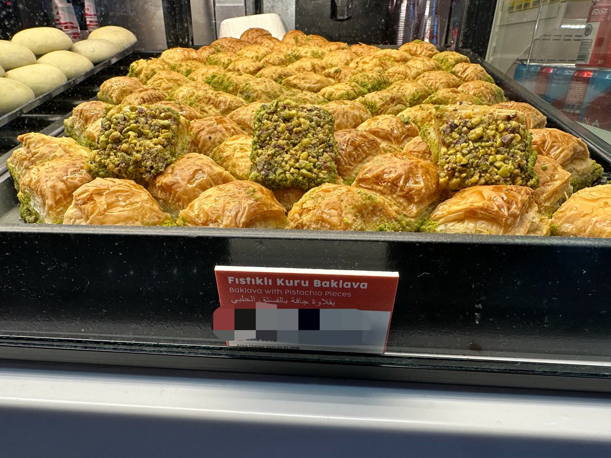 masayasan201911's tweet photo. ほら日本人、これがトルコで売られているピスタチオバクラヴァだよ https://t.co/y06OztgBB3