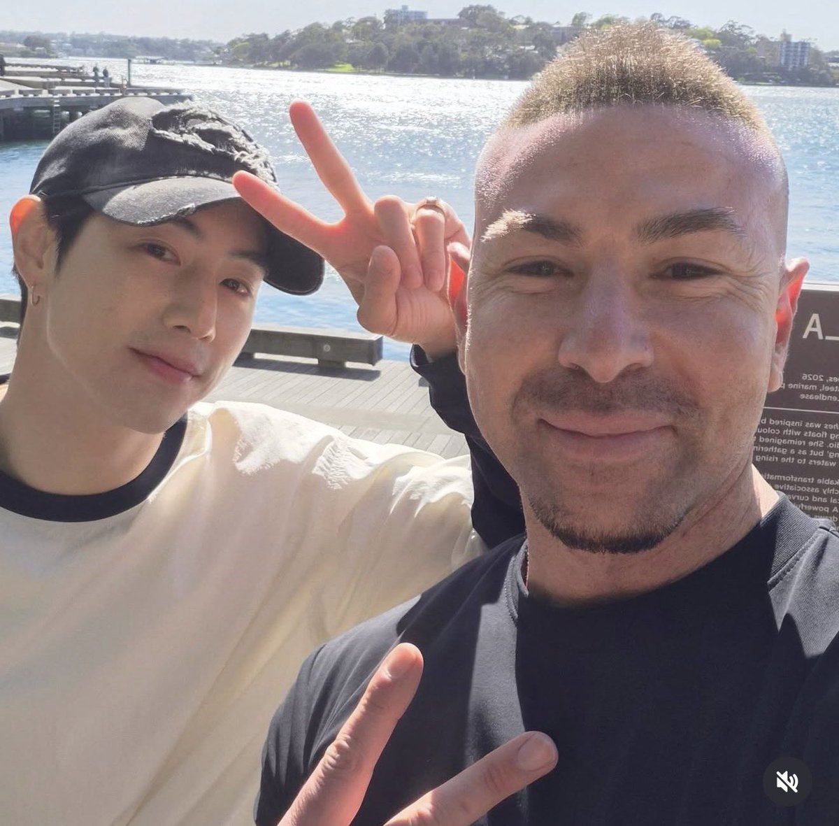 AumYaowalack's tweet photo. มาร์คกับการ์ดของเขา แล้วภาพแรกโคตรแอค55555😂

#MarkTuan https://t.co/JC8EcTu47U