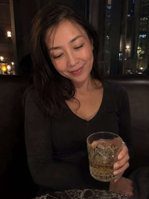 2625rladyddn's tweet photo. 61歳の女に『手、繋いでもいい？』って聞かれたら…

○ 嬉しい
× 困る

どっちですか？ https://t.co/MFuB8ae4zA