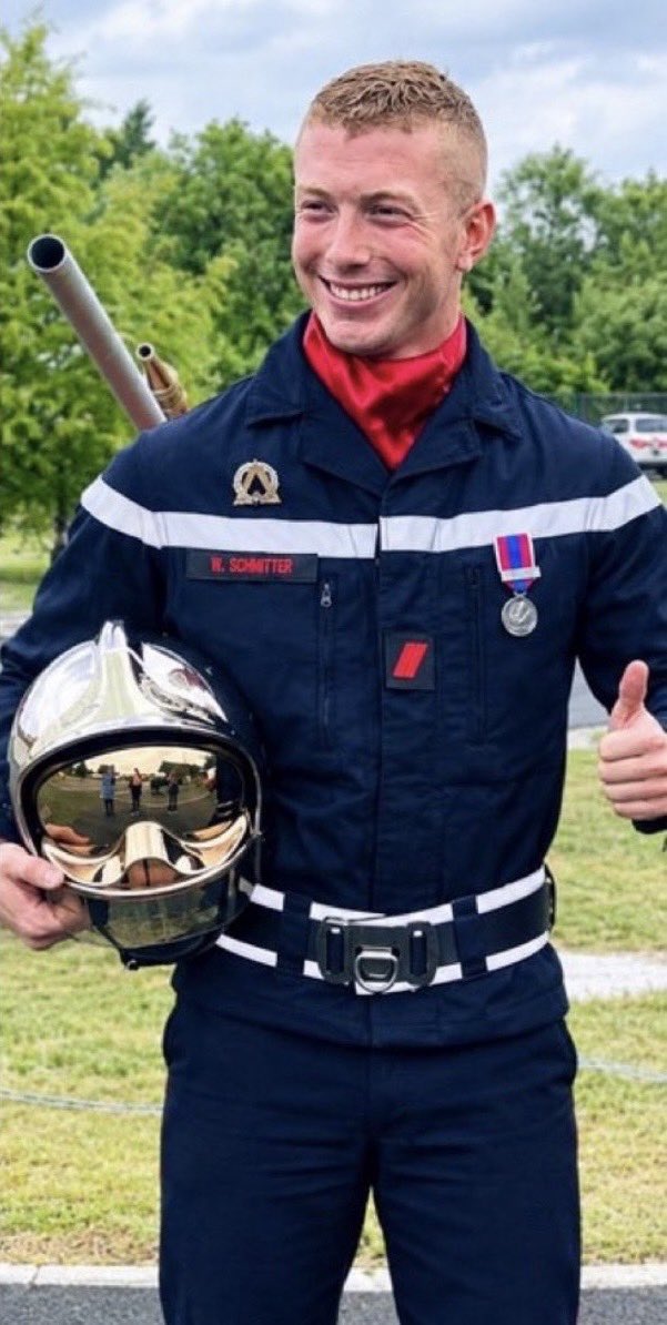 PsyGuy007's tweet photo. 🎖️ 🇫🇷 Il s’appelait Wilfried Schmitter, à 34 ans, ce sapeur-pompier professionnel et volontaire de Saint-Médard-en-Jalles avait d’abord servi à la Brigade de Paris. 

Chez lui, l’engagement était une histoire de famille son père avait passé toute sa carrière sous le même uniforme. Sportif, passionné de surf, il formait les plus jeunes et s’investissait dans la vie associative, notamment pour le Téléthon.

Le 21 juillet 2026, dès les premières minutes d’une intervention près de l’aéroport de Bordeaux-Mérignac, lui et son frère d’armes Anthony Berthôme se sont retrouvés piégés dans leur camion-citerne, encerclés par un feu de pins d’une violence extrême. Ils n’ont pas pu en réchapper.

Aujourd’hui, place des Quinconces à Bordeaux, la Nation lui rendra hommage. En présence de sa famille, de ses proches et de milliers de pompiers, Wilfried Schmitter recevra à titre posthume la Légion d’honneur et la médaille de la Sécurité intérieure.

Un nom. Un visage. Un engagement jusqu’au bout. Ne jamais oublier. 🖤​​​​​​​​​​​​​​​​​​​​​​​​​​​​​​​​​​​​​​​​​​​​​​​​​​👨‍🚒