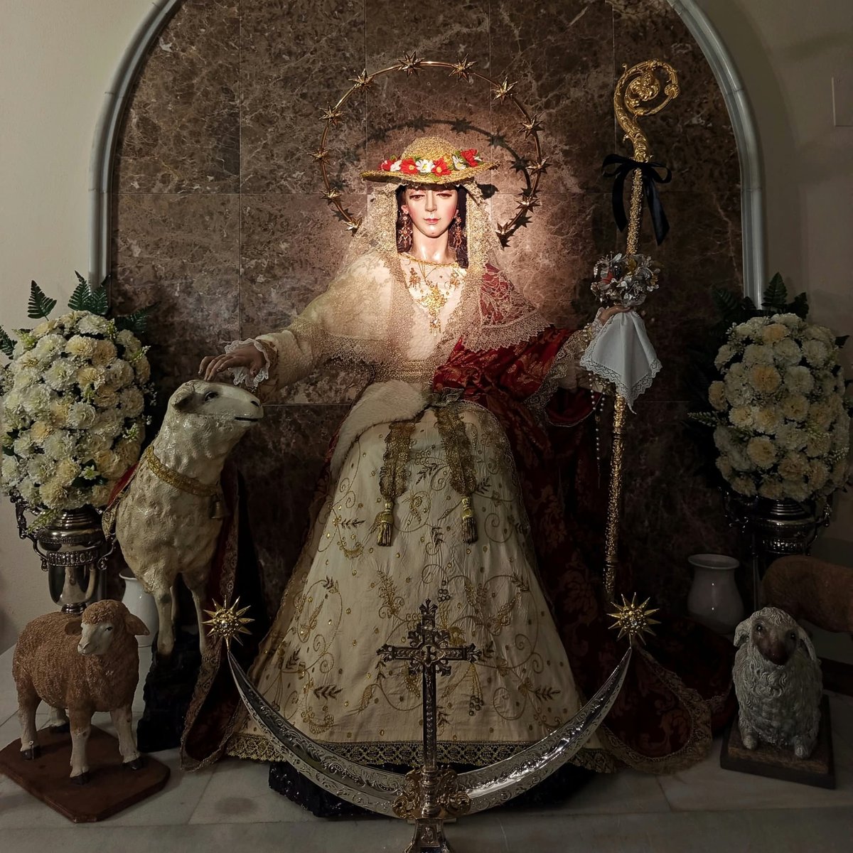 PastoraPadrePio's tweet photo. Amanece la Divina Pastora presidiendo el altar de su capilla dentro de la Parroquia del Buen Pastor y San Juan de la Cruz. https://t.co/Qy3Q9YgIsF