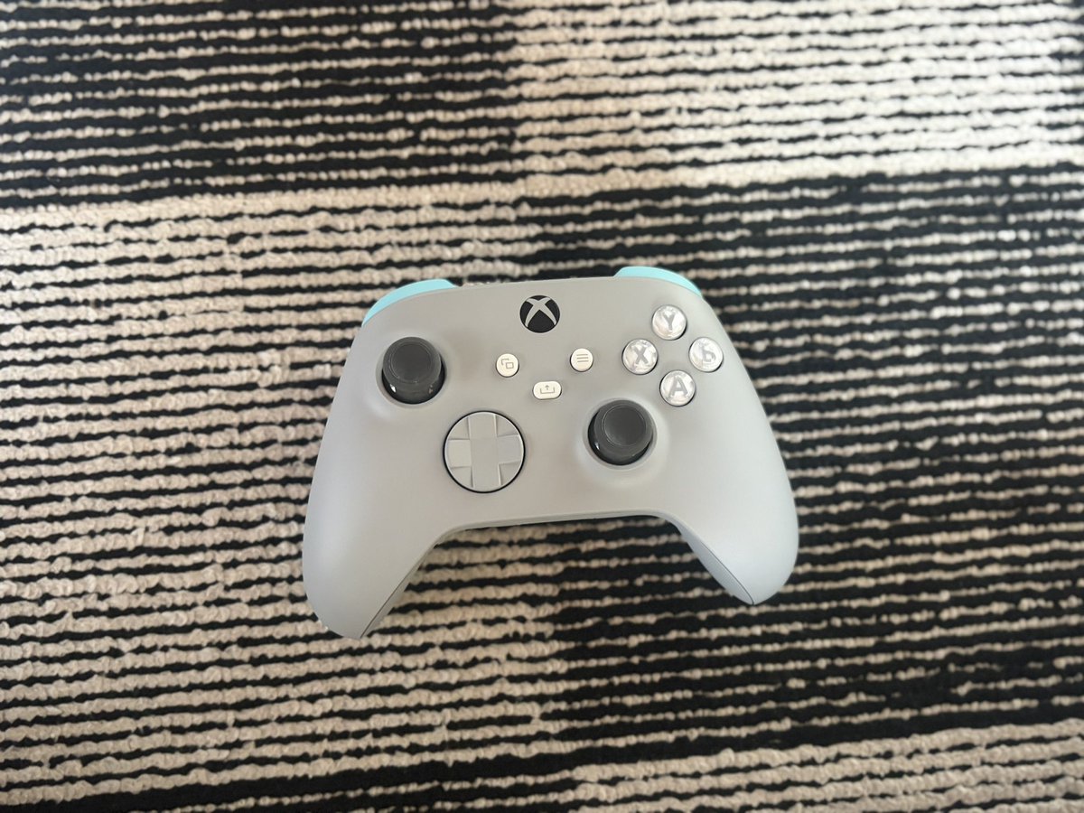 Mdoufu_'s tweet photo. Xbox Design Labでコントローラー買いました!
デザインセンスあんまないけどグレーを基調に水色のアクセントを加えてみたりしてみたけど可愛くないこれ!?
#XboxDesignLab https://t.co/0xEjybRRDd