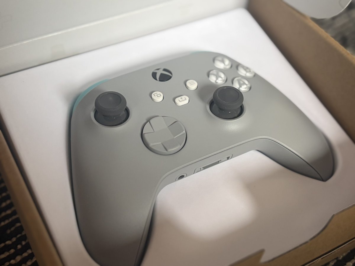 Mdoufu_'s tweet photo. Xbox Design Labでコントローラー買いました!
デザインセンスあんまないけどグレーを基調に水色のアクセントを加えてみたりしてみたけど可愛くないこれ!?
#XboxDesignLab https://t.co/0xEjybRRDd