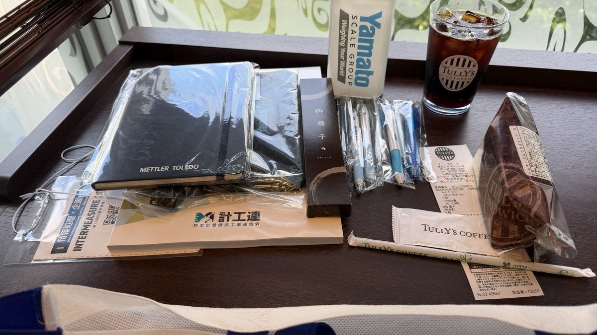 komatch's tweet photo. 本日のエンカ物(ノベルティ)
カタログ多数📚💦
#intermeasure #計量計測展
少し休憩したのでこれより離脱 https://t.co/VFvHIzDDov