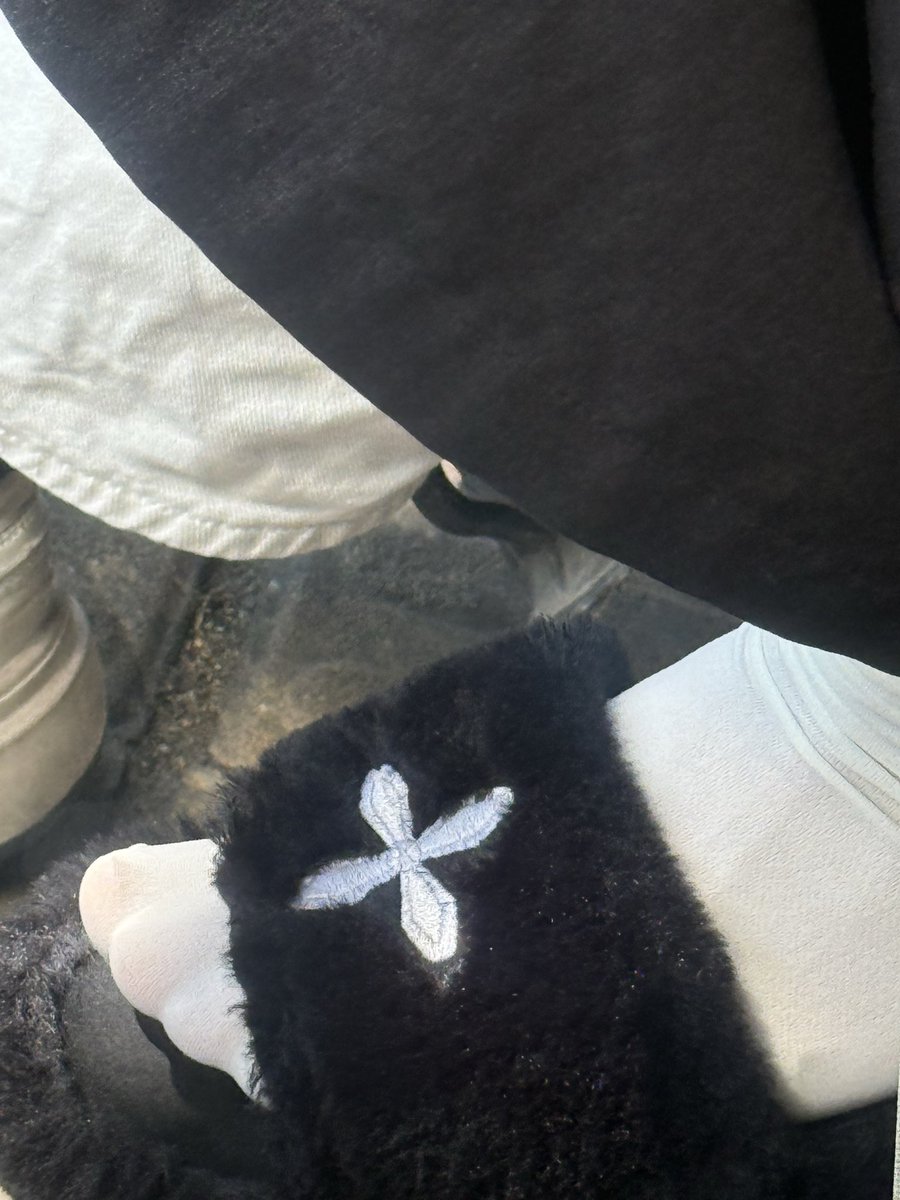 ysf4566's tweet photo. 尾随棉拖骚货，长相极其清纯一眼就相中，一路上一直盯着这双骚白袜，居然真的有意外收获，刚脱下来的臭棉拖还热乎着，套在鸡巴上一秒就硬了，骚棉袜也是热乎乎的，还带着极其反差的奶香味，于是一边看着偷拍骚货的白袜脚，一边撸着她的骚袜骚鞋，让她以后踩着精液出门
#尾随 #扫楼 #打胶 #射鞋 https://t.co/xdxwk98WGq