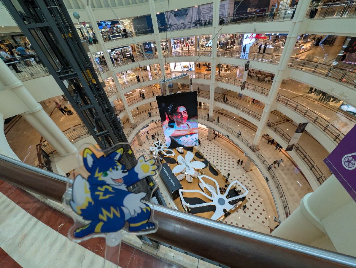 ArzehtPastro's tweet photo. 嗷嗚～大家 #毛五 快樂！🐺✨
雖然今天不是發獸裝照，但本狼必須跟你們分享我第一次踏上馬來西亞的超酷冒險！🇲🇾
我們來到了傳說中的 KLCC！抬頭看雙子塔真的高到本狼的脖子都要斷掉啦，整座建築銀光閃閃的超級壯觀！
旁邊的 Suria KLCC 購物中心裡面也是大到不行，從挑高樓層看下去好過癮。  
最讓我驚喜的是外面的吉隆坡城中城公園（KLCC Park），居然在大樓林立的市中心藏著這麼大片的人造湖、噴水池還有整片綠地，整個公園的步道和造景設計超特別的，逛起來非常放鬆～帶著分身小立牌到處打卡拍照，本狼已經完全愛上這裡了！🐾🎈  

Awooo~ Happy #FursuitFriday, everyone! 🐺✨Even though I'm not posting fursuit photos today, this wolf just has to share my super cool adventure stepping foot in Malaysia for the very first time! 🇲🇾
We finally made it to the legendary KLCC! Looking up at the Petronas Twin Towers, they are so tall my neck almost snapped—the whole silver structure is just wildly magnificent!
The Suria KLCC mall right next to it is also insanely huge, and looking down from the higher floors was so much fun. 
What surprised me the most was KLCC Park right outside—who knew there’d be such a massive man-made lake, water fountains, and lush greenery tucked right in the middle of a concrete jungle! The walking paths and scenery are really unique and super relaxing to stroll through. Snapping photos all over the place with our mini acrylic standees, this wolf has completely fallen in love with this place! 🐾🎈 
#FursuitFriday #furry #KLCC #KualaLumpur #MalaysiaTravel