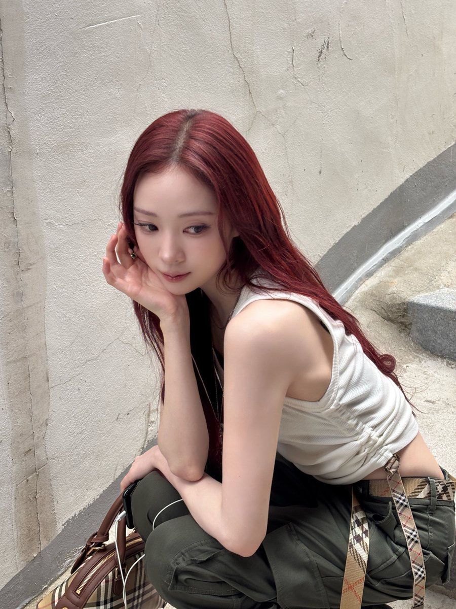 Nahrrn's tweet photo. Girl, be more grateful that even under the beam of the sun, she is still stunning just as she was born to be. https://t.co/sMPJ16R15L