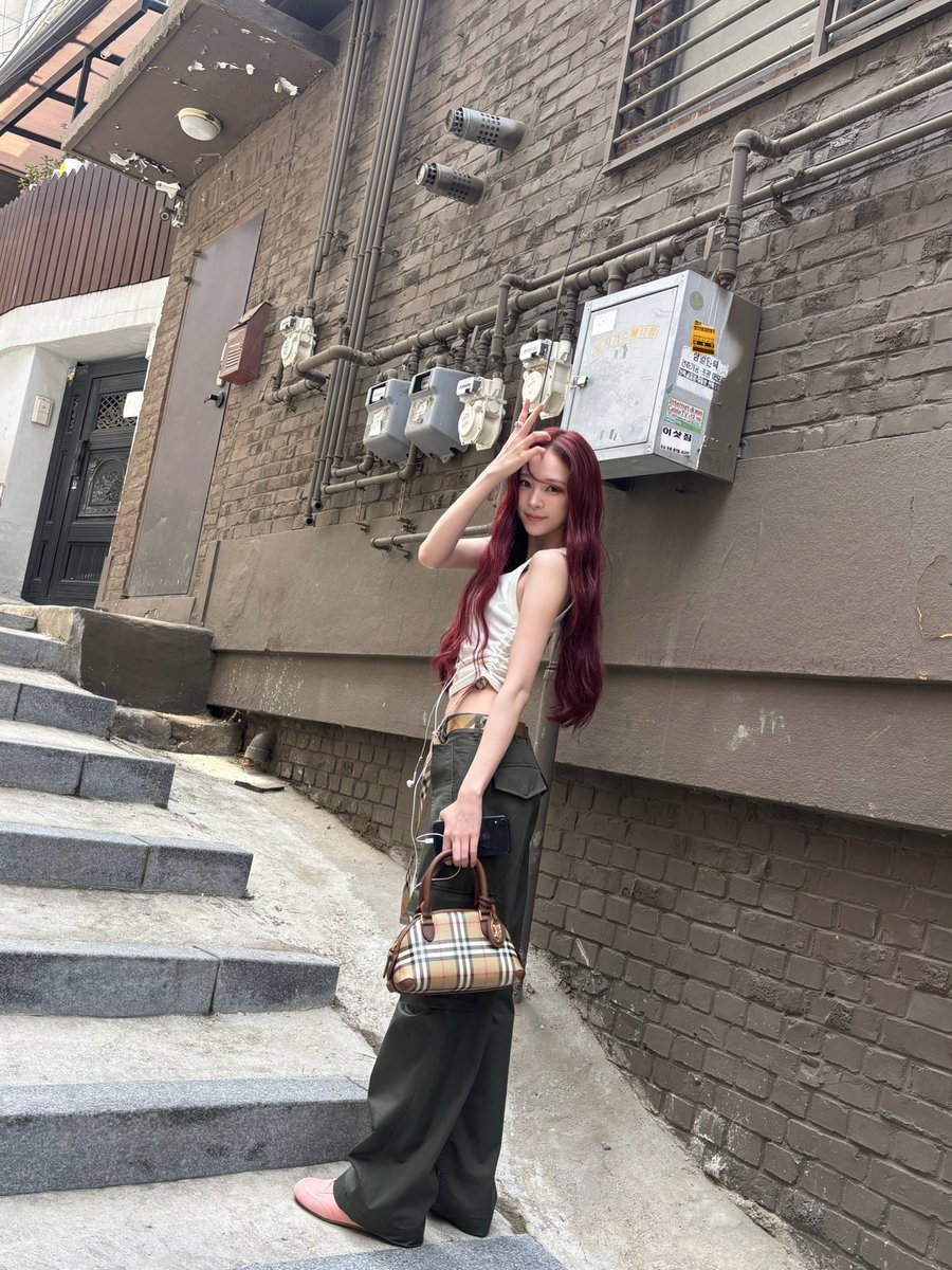 Nahrrn's tweet photo. Girl, be more grateful that even under the beam of the sun, she is still stunning just as she was born to be. https://t.co/sMPJ16R15L
