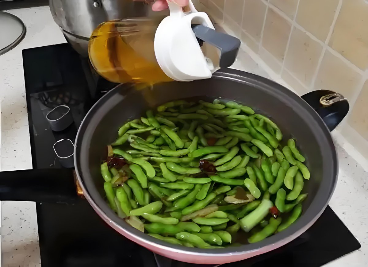 adriv008923's tweet photo. [Finally tried this viral frozen edamame in miso butter flavor! Creamy, salty, and the perfect crunchy-savory combo—way better than plain ones. A 10/10 quick snack for busy nights!]， https://t.co/G4RCDyqzFc
