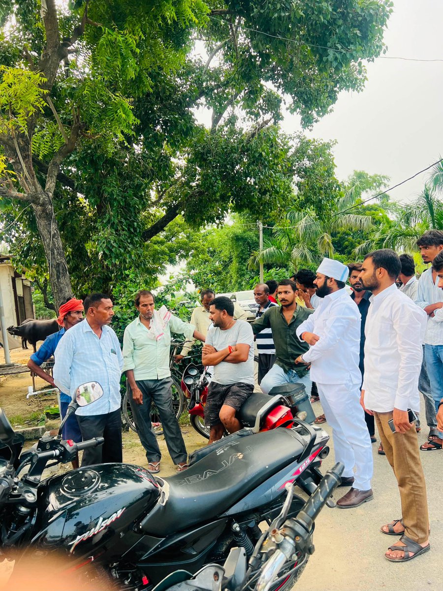 santoshverma009's tweet photo. हरैया विधानसभा क्षेत्र-307 के ग्राम लोनियापार निवासी श्री राकेश वर्मा जी के पूज्य पिताजी श्री वीर बली वर्मा जी के निधन उपरांत उनके आवास पहुँचकर शोकाकुल परिजनों से भेंट की एवं अपनी गहरी शोक संवेदना व्यक्त की। https://t.co/1eRX2KkeDq