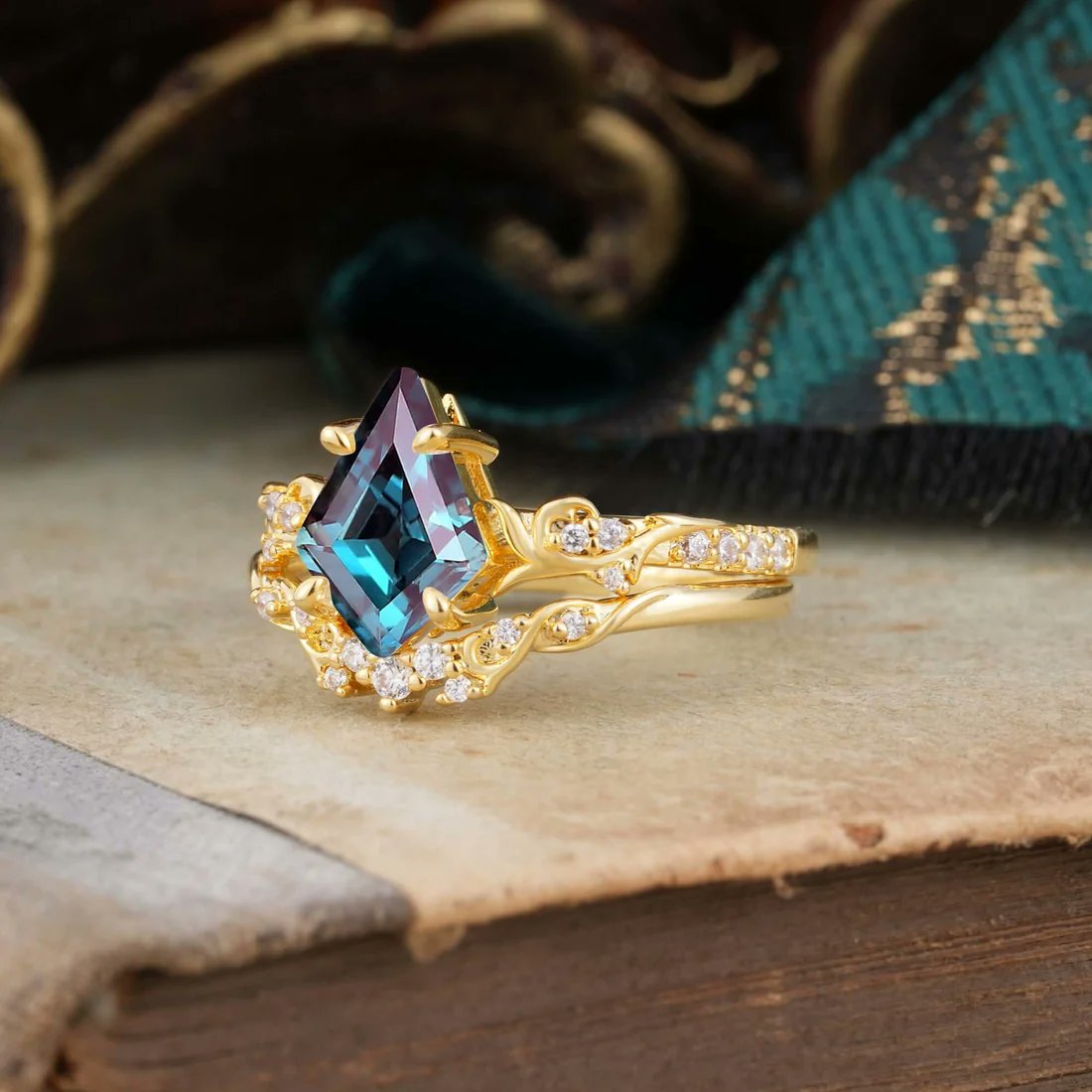 Romalarjewelry's tweet photo. Woodland twilight luxe. 🌿 This Kite Alexandrite set changes color in sacred geometry. A 2-piece ethereal dream stack. 💚❤️ #Alexandrite #KiteRing #BridalSet #AltBride #ROMALAR https://t.co/kF1BIAbZy1