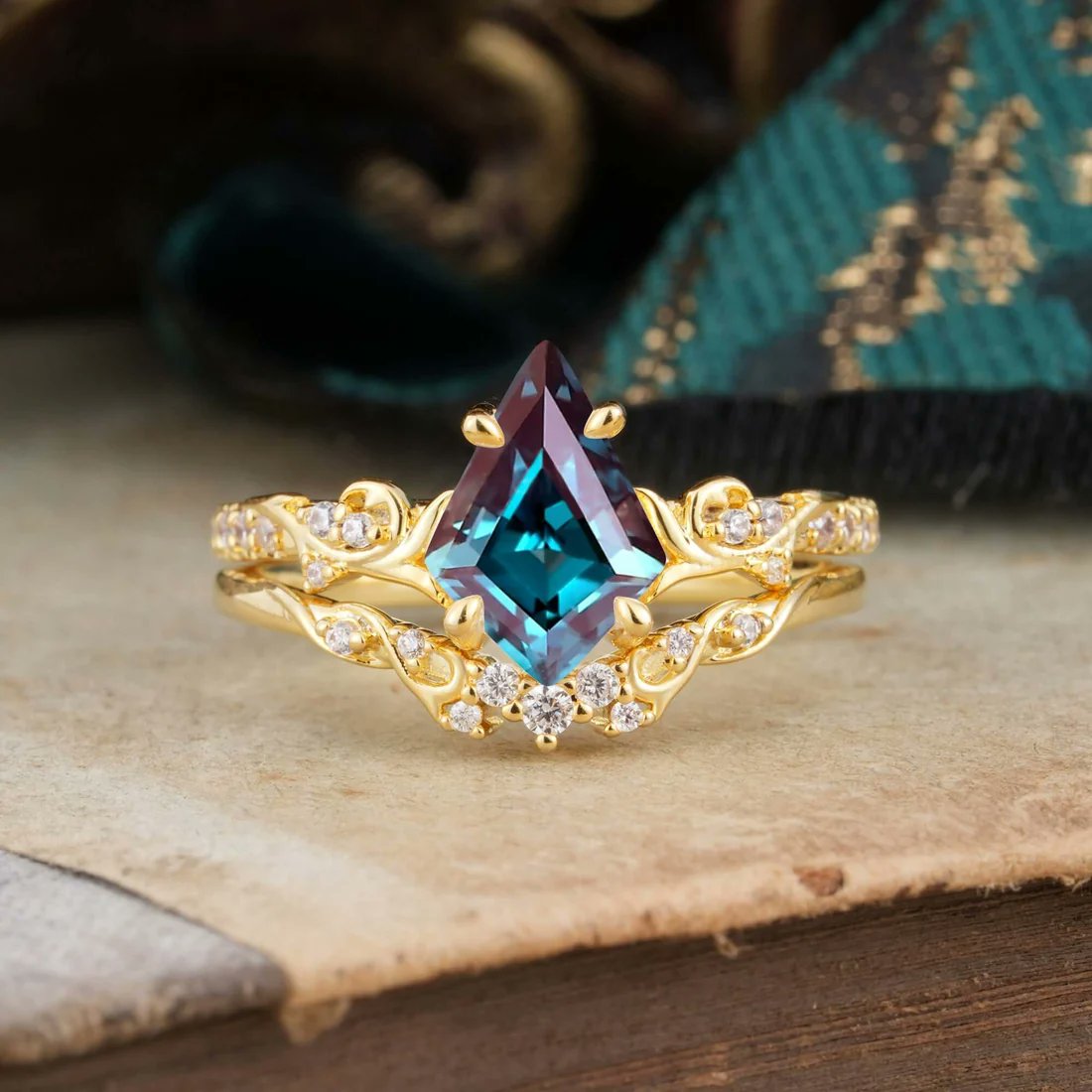 Romalarjewelry's tweet photo. Woodland twilight luxe. 🌿 This Kite Alexandrite set changes color in sacred geometry. A 2-piece ethereal dream stack. 💚❤️ #Alexandrite #KiteRing #BridalSet #AltBride #ROMALAR https://t.co/kF1BIAbZy1