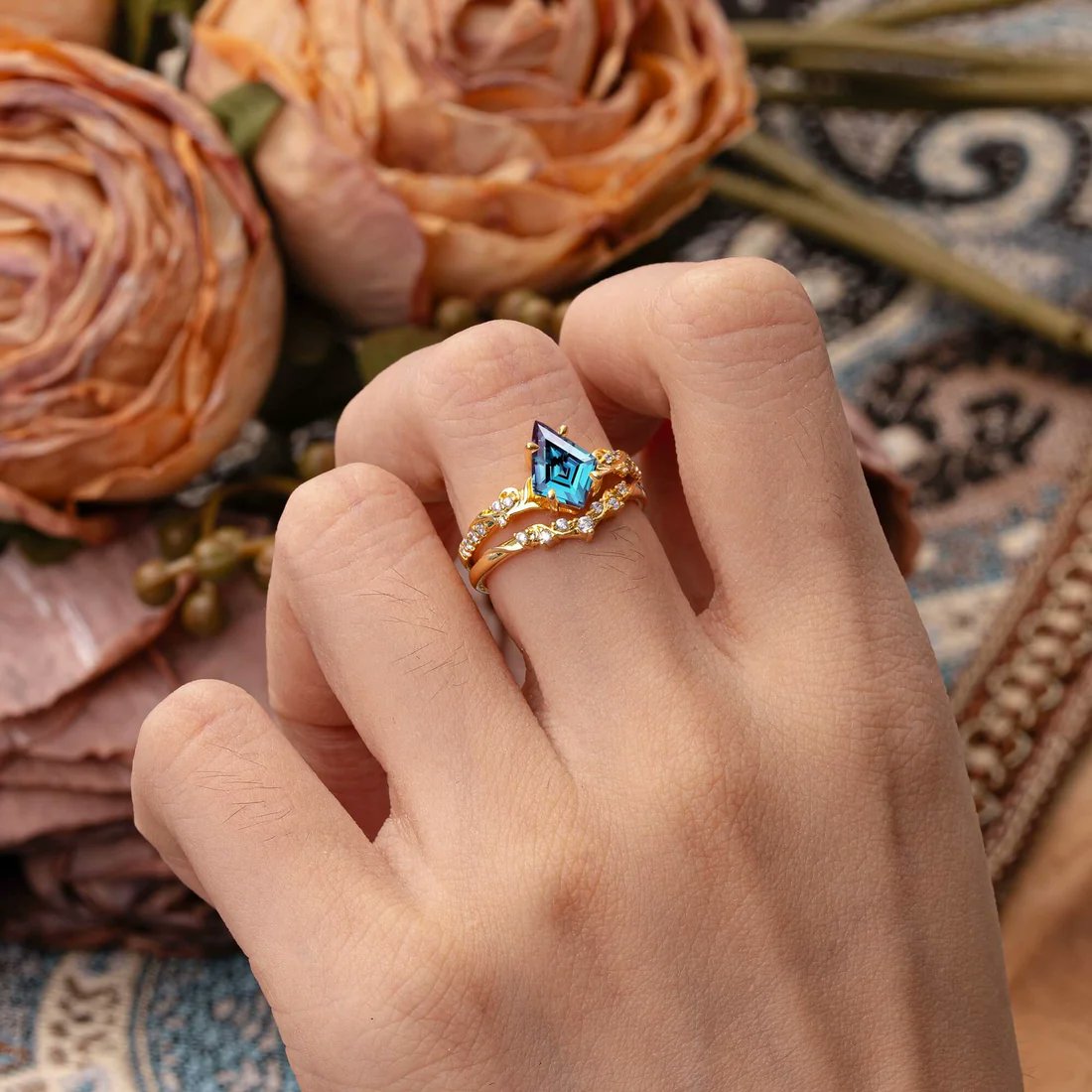 Romalarjewelry's tweet photo. Woodland twilight luxe. 🌿 This Kite Alexandrite set changes color in sacred geometry. A 2-piece ethereal dream stack. 💚❤️ #Alexandrite #KiteRing #BridalSet #AltBride #ROMALAR https://t.co/kF1BIAbZy1