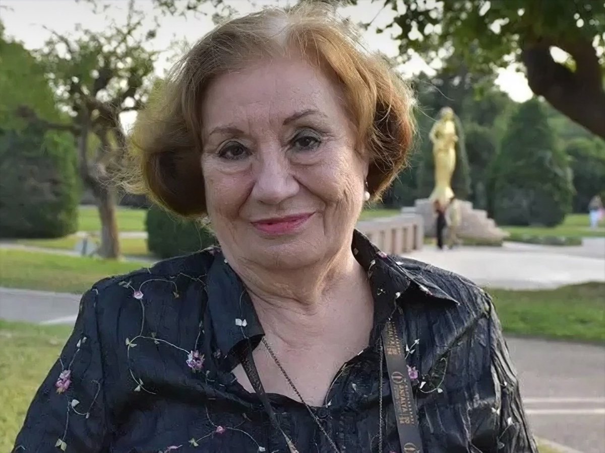melikedemirag's tweet photo. Ya Gülsen abla sen de mi bırakıp gittin bizi. Anılarımızla yüreğimde olacaksın hep. Sevgiyle, özlemle, hüzünle hoşçakal 🙏❤️😔 https://t.co/572KDHsesU