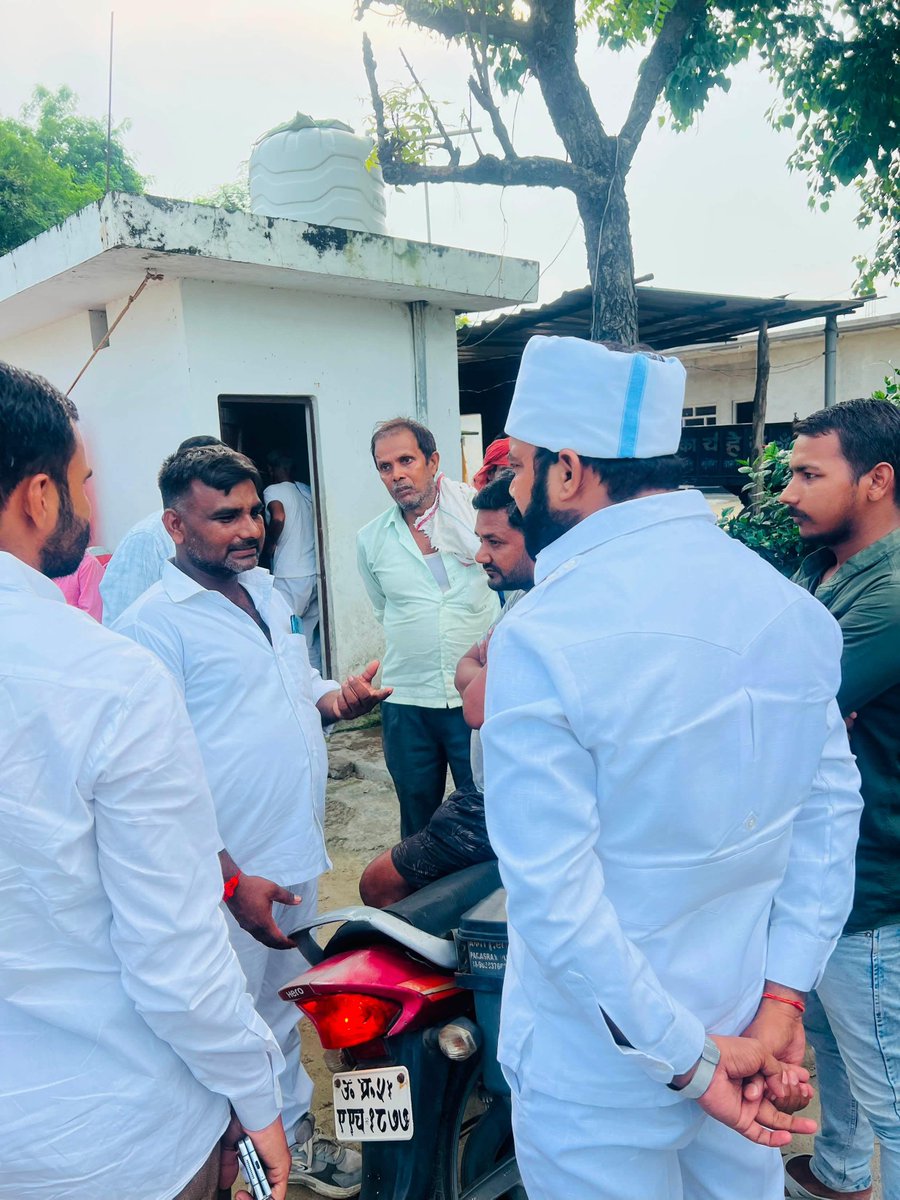 santoshverma009's tweet photo. हरैया विधानसभा क्षेत्र-307 के ग्राम लोनियापार निवासी श्री राकेश वर्मा जी के पूज्य पिताजी श्री वीर बली वर्मा जी के निधन उपरांत उनके आवास पहुँचकर शोकाकुल परिजनों से भेंट की एवं अपनी गहरी शोक संवेदना व्यक्त की। https://t.co/1eRX2KkeDq