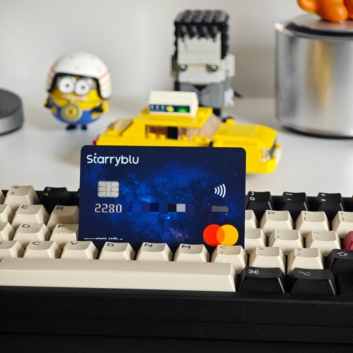 koobai's tweet photo. starryblu 实体卡已收到，样式蛮好看，虽然暂时用不到，就当集卡了。随包装赠送了一个磁吸卡包，有意思有意思～ @Starryblu_ https://t.co/rpsde3TAOs