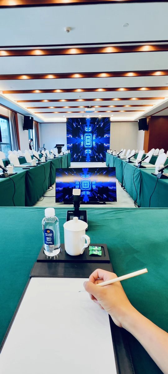 cleay688321's tweet photo. Spent 10 mins fixing a meeting room projector that was just plugged in backwards by intern. Now the whole team’s calling me "Projection Whisperer". Career highlight: now knows more about HDMI ports than their own coffee order. https://t.co/N0Zan7djsn