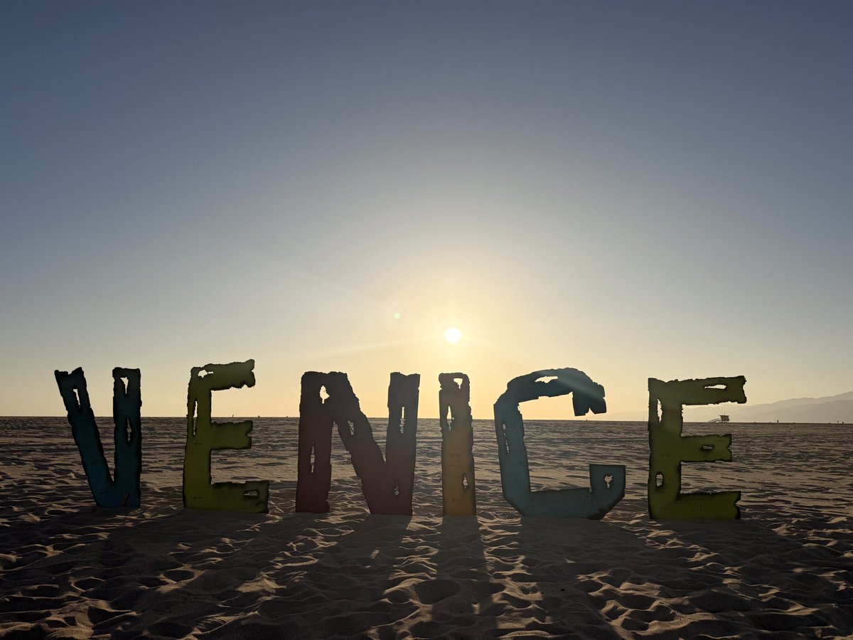 JayasriSNG's tweet photo. was working from Venice beach today and saw this cool thingy pop up ! kinda proud I aligned Sun with the i https://t.co/iaI7unRFXt