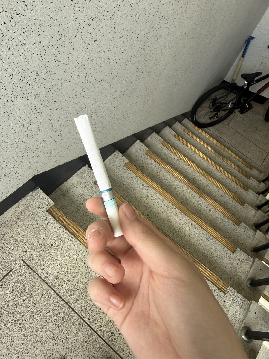 zxonvean's tweet photo. 14층까지 모든계단 비상구 뒤져서 한개비 찾아냄 시발 드디어 필수있다 https://t.co/HLCV2xHjYF