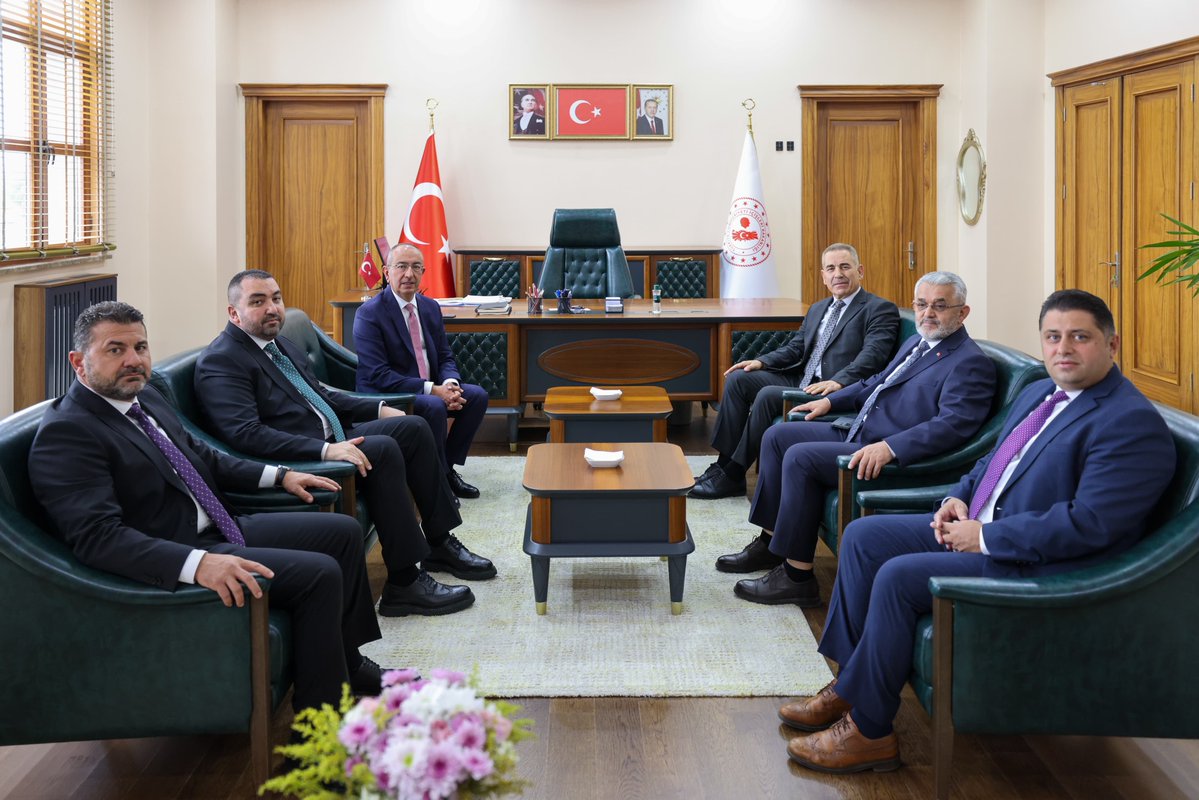 MustafaKavus's tweet photo. Başkan Yardımcılarımızla birlikte Meram Kaymakamımız Dr. Bayram Yılmaz’ı ziyaret ettik.

Kıymetli Kaymakamımızla Meram’ımız için yürüttüğümüz çalışma ve projeler üzerine istişarelerde bulunduk.

📍Meram Hükümet Konağı https://t.co/pKRLtcXSXi