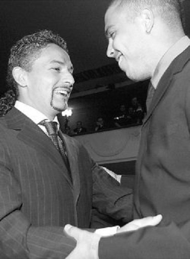 90sfootball's tweet photo. Roberto Baggio and Ronaldo. Legends! https://t.co/8jwW3kpaKV