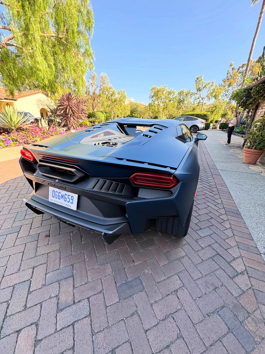 NatachaClis87j's tweet photo. @itskylepatrick brought a Lambo to La Jolla and took me for a quick spin after explaining which model it was. My brain is stuck in the Murcielago/Gallardo era, but regardless, what a wickedly fast, loud machine. Cheers, buddy. https://t.co/0yk8KxzXhI