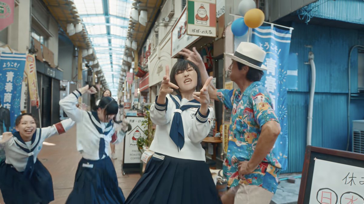 pops_junta's tweet photo. ブルボン フェットチーネグミの新キャンペーン！世界中で年齢立場に関係なく、さまざまな状況で悩みながらもはみ出したり、もがいてる人たちの青春を応援してこう！という曲のテーマを共有して一緒に考え、一緒につくりました。5人のエネルギー、ハンパなかったです！https://t.co/uvfkBQ56s2 https://t.co/Qb4VofVSvi