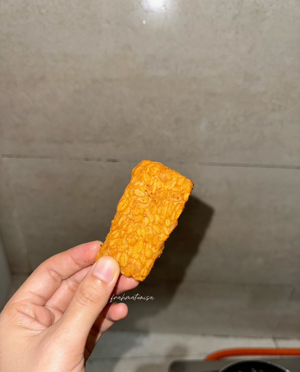 moonpuffin's tweet photo. KENAPA HACK BEGINI BARU MUNCUL DI HIDUPKU SEKARANG 😭🫵🏻 Dulu rela nunggu marinasi 15 menit, sekarang tinggal goreng tempe polos + tuang larutan bumbu. Praktis banget dan bagian kriuk-gurihnya jadi rata 🤤✨ https://t.co/V6SNIrT7G5