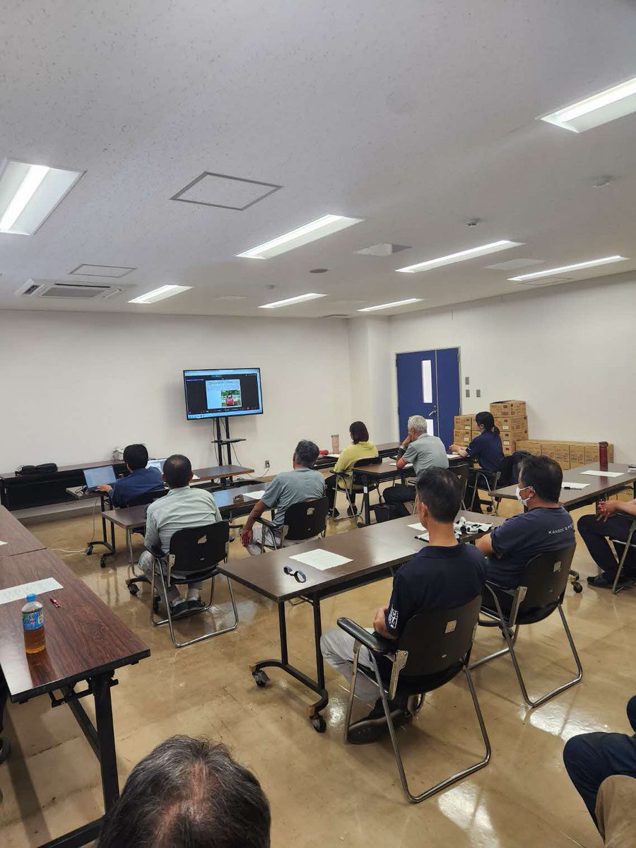 KumamotoP_ARC's tweet photo. 農産園芸・生産環境研究所のほ場管理室の職員は、オンラインによる農作業安全指導者研修会に参加し、農業労働関連の法律や規則、農作業事故の現況や防止対策などを学びました。農業機械の操作や農作業に従事する者として、今後の安全管理に活かし、事故のない現場づくりを徹底します。＃農作業安全 https://t.co/X4MLVCO6A0