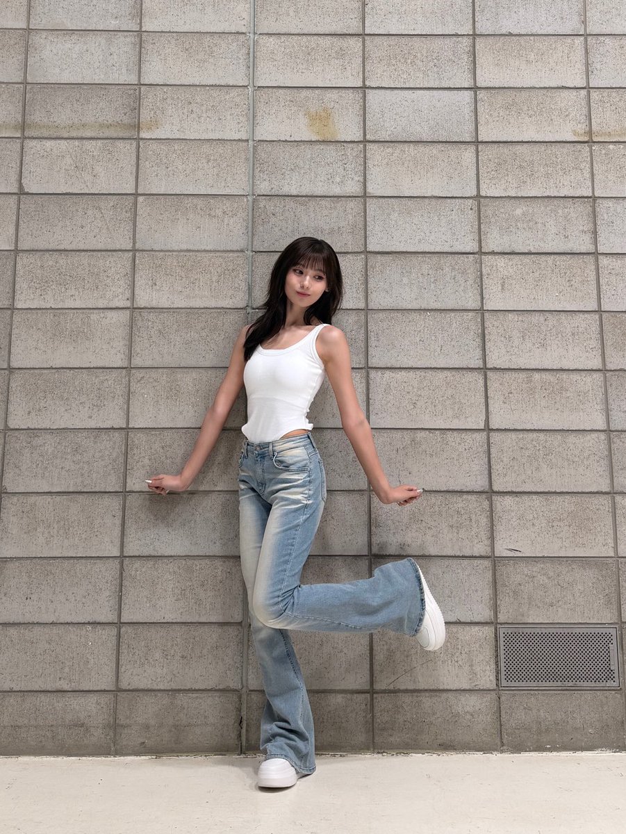 UNIS_offcl's tweet photo. 더큰더큰정언니 진현주입니다만?😗

#UNIS #유니스
#HYEONJU #진현주 https://t.co/DmtEyXsctk