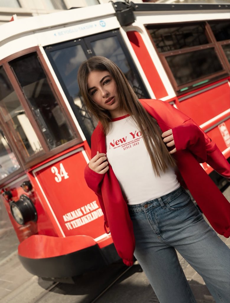 thelleyaa's tweet photo. Kırmızı o kadar yakışmış ki anlatamam tabii sana her şey yakışır kırşan ❤️‍🔥 @kirsanleya https://t.co/xr7xFuCYB7