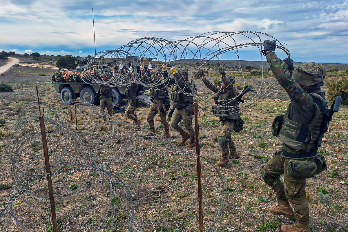 EjercitoTierra's tweet photo. #Buenosdías. Un Ejército es sus capacidades, sus unidades y sus medios. Pero, SOBRE TODO, es su gente.
Hombres y mujeres que sirven, se preparan, lideran, enseñan, mantienen, apoyan, protegen y cumplen su deber. ¡Orgullosos de nuestros militares!
#ValoresEjército #SomostuEjército 🇪🇸