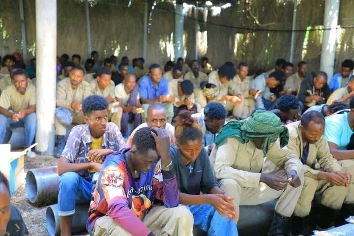 NatnaelMekonne7's tweet photo. ወደ 300 የሚጠጉ የህወሃት ታጣቂዎች ለሰሜን ምዕራብ ዕዝ ሠራዊት እጃቸውን ሰጡ።

የሠላም ጠሉ ህወሃት ለጦርነት የ���ያደርገውን ዝግጅት  በመጥላትና ከቡድኑ ጋር ሆነው አለመዋጋትን በመምረጥ ወደ 300 የሚጠጉ የህወሃት ታጣቂዎች በተከዜ በኩል ለሚገኘው ለሰሜን ምዕራብ ዕዝ እጅ መሥጠታቸውን ዕዙ አሥታውቋል። 

በምዕራብ ግንባር ተከዜ አቅጣጫ ልዩ ቦታው በተከዜ ድልድይ ግራና ቀኝ አቅጣጫ ለዕዙ ሠራዊት እጅ የሠጡ የህወሃት ታጣቂዎች ���ኢትዮጵያና የትግራይ ህዝብ ጠላት ሆኖ የትግራይን ህዝብ ሲጨፈጭፍ ከነበረው ሻዕቢያ ጋር ፅምዶ በሚል እሳቤ የፈጠሩት ጥምረት ለትግራይ ህዝብ የማይጠቅምና የሚጎዳ መሆኑን በመገንዘብ በቀጠናው ከሚገኘው መከላከያ ሠራዊት ጋር ቀደም ብለው በመሠረቱት ግንኙነት በመነጋገር እና መንገድ በማመቻቸት እጅ መሥጠት እንደቻሉ ተናግረዋል። 

የትግራይ ህዝብ ጥያቄ የሚፈታው በጠብመንጃ ሳይሆን በመነጋገር እና በመግባባት ነው የሚል እምነት ይዘው ለሰሜን ምዕራብ ዕዝ ሠራዊት እጅ የሠጡት የህወሃት ታጣቂዎች ከሁለት መቶ ሰማንያ በላይ የነፍሰ ወከፍና የቡድን መሣሪያዎች፣ በርካታ የተለያዩ ዓይነት ተተኳሾች፣ የጦር ሜዳ መነፅርና ልዩ ልዩ ዶ��መንቶች ይዘው መግባታቸውንም ዕዙ አሥታውቋል።

ራሳቸውን ከተጠያቂነት ለማዳን ሠላማዊውን የትግራይ ህዝብ ወጣት በማፈስ ወደ ጦርነት ለመማገድ የሚሠሩ ዘራፊ እና ወርቅ አውጪ የህወሃት አመራሮችን ፍላጎት በመቃወም እጅ የሠጡት የህወሃት ታጣቂዎች አሁንም ቢሆን አለመግባባቱ ሊፈታ የሚችለው በጥቂት ጨቋኝ የህወሃት አመራሮች ፍላጎት ሳይሆን በመነጋገር ብቻ ነው የሚል ሙሉ እምነት ይዘው እጅ መሥጠታቸውንም ተናግረዋል።

እጅ ከሰጡ የህወሃት ታጣቂዎች መካከል ከክፍለጦር አዛዥ ጀምሮ በየደረጃው የሚገኙ የሻለቃና የሻምበል አመራሮች ይገኙበታል ያለው ዕዙ ይህ የሚያመላክተው ታጣቂው ሃይል ሳይፈልግ በህወሃት ሥርዓት አገዛዝ አሥገዳጅነት የሚዋጋ ኃይል ስለመሆኑ እንደሆነም ገልጿል።

ህወሃት ከጦርነት አዙሪት የመውጣት ፍላጎት የሌለው ፅምዶ በሚል አካሃድ ህዝቡን አሁንም ወደ ከፋ ችግር ውስጥ ለመክተት የሚጥር፤ የሚያደርገው እንቅስቃሴ ለሠላም የማይመች፤ የቀረበለትን የሠላም አማራጭ የማይቀበል በትግራይ ህዝብ ዘንድ ተቀባይነት ያጣ ሥለመሆኑም እጅ የሠጡ ታጣቂዎች ተናግረዋል።

አሁን ላይ የህወሃትን የአገዛዝ ሥርዓት በመጥላትና ሠላምን በመምረጥ እጅ ለመስጠት የሚጠባበቁ በርካታ የትግራይ ወጣቶች አሉ ያሉት ታጣቂዎቹ  የትግራይን ህዝብ ከኢትዮጵያ ህዝብ ለመነጠልና ሠላም ለማሳጣት ህወሃት ���ጣቱን እያስገደደ ሳይፈልግ ለጦርነት እያዘጋጀ መሆኑንም ጠቁመዋል። ተገዶ የገባው የትግራይ ወጣትም ይህን አውቆ እና ተረድቶ ጊዜና ሁኔታው ሲመቻችለት እጅ ለመስጠት ዝግጁ መሆኑን ታጣቂዎቹ ገልፀዋል። መረጃውን ያደረሠን የሰሜን ምዕራብ ዕዝ ነው