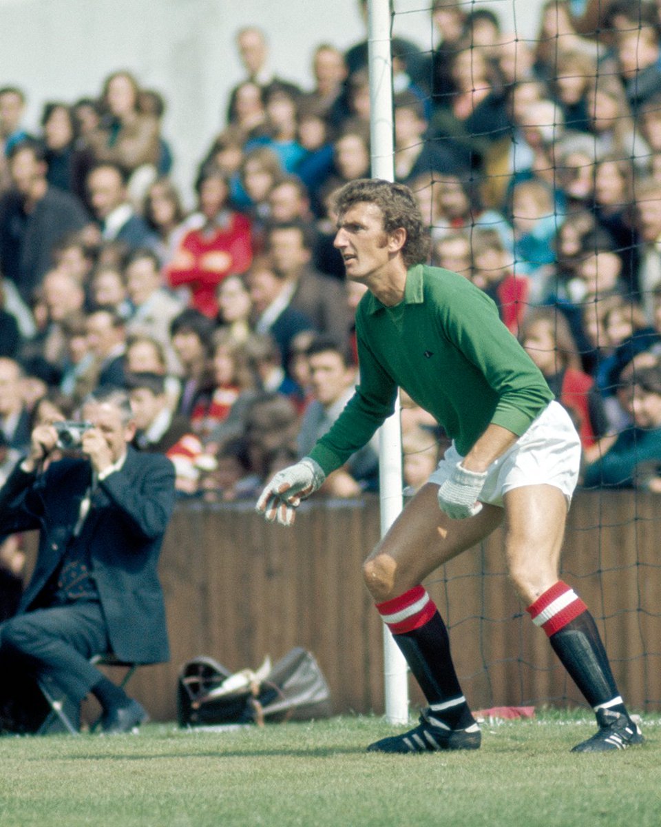ManUtd's tweet photo. Celebrating United legend Alex Stepney's birthday! 🧤🎉 https://t.co/3WxmZba9fU