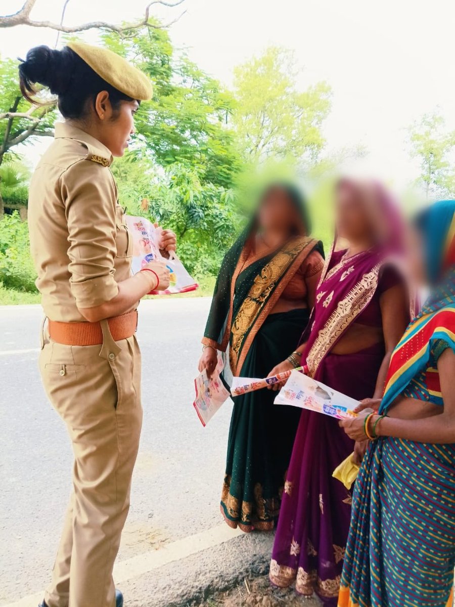 ghazipurpolice's tweet photo. दिनांक 18.09.2026 को जनपद गाजीपुर के #थाना_बहरियाबाद की मिशन शक्ति टीम द्वारा #मिशन_शक्ति_फेज_5 (द्वितीय चरण)के तहत महिलाओं/बालिकाओं/छात्राओं को #WomenPowerline-1090, 181, 112 #CMHelpline-1076 व विभिन्न योजनाओं के बारे मे जागरूक कर पम्पलेट वितरित किया गया। #WomenEmpowermen
#MissionShakti5
#नारी_सुरक्षा_सम्मान_स्वावलंबन
@Uppolice
@IgRangeVaranasi
@adgzonevaranasi
